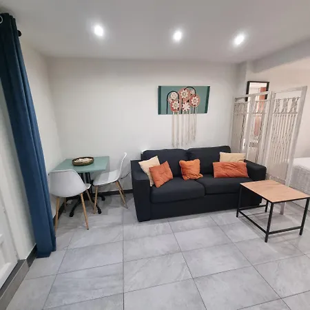 Spacious Full Of Charm, Recently Updated Apartmán